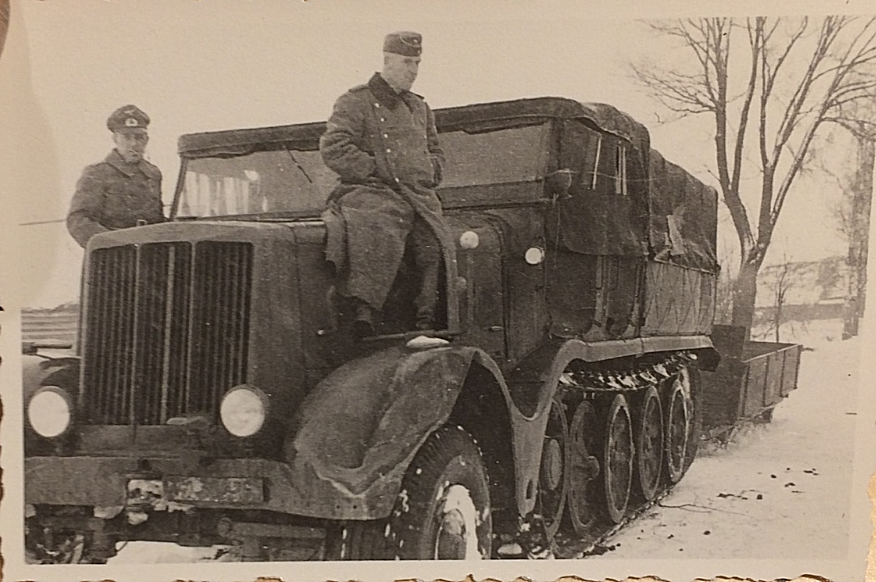 Foto, Deutsche Soldaten auf Halbketten-Zugkraftwagen 12t, Rußlan
