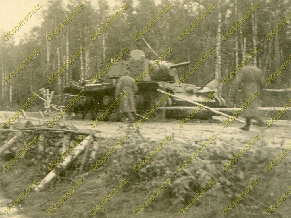 Foto, Wehrmacht, zerstörter Panzer KW-1 bei Luga, Russland