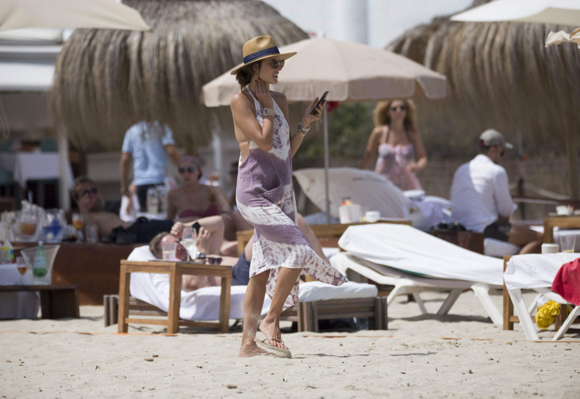 Alessandra-Ambrosio-Bikini-23-1