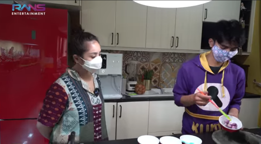 Nagita Slavina menemani Dimas Ramadhan membuat kuah bakso