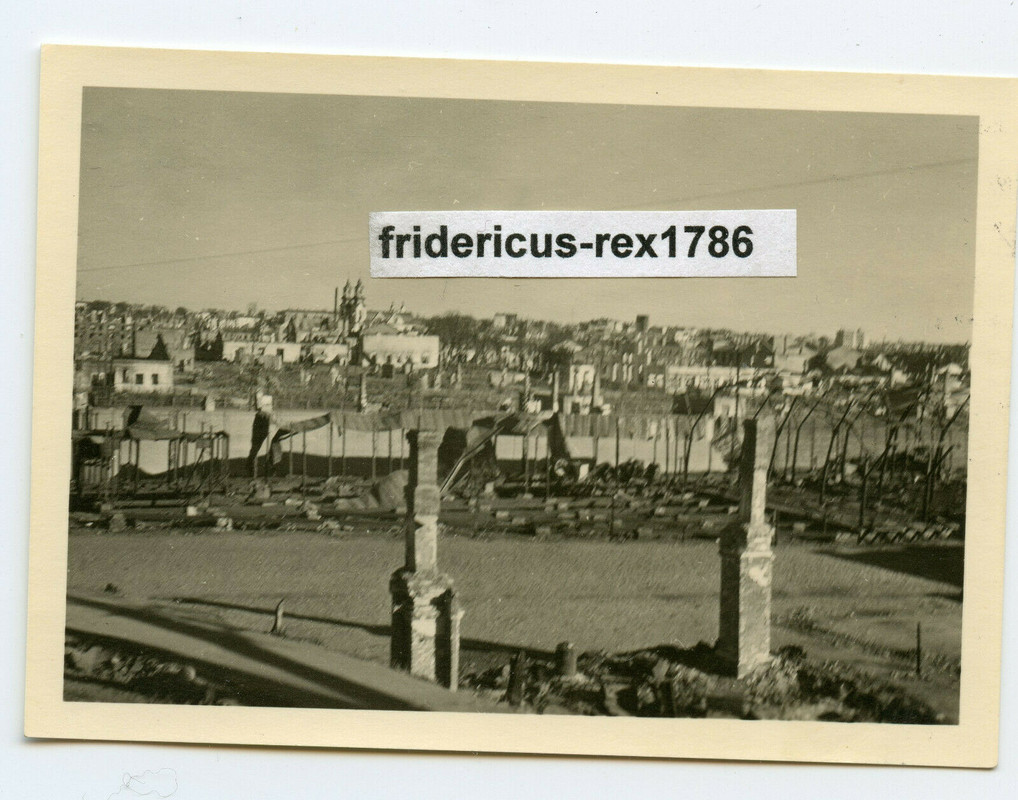 Foto Ostfront Beob -Bat.Pz 331 der 6.Pz. Div. im zerstörten Witebsk Sept. 1941x