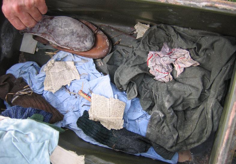 En la parte inferior de la caja, la chaqueta del oficial Wehrmacht en excelentes condiciones