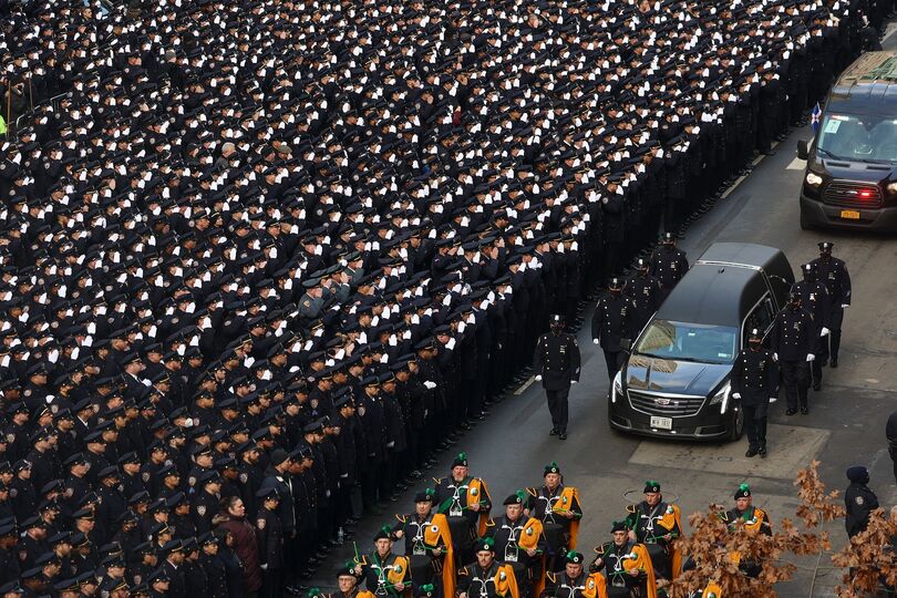 Cortège funéraire de la dépouille d’Alfred Eisendorf, entouré de milliers de militaires ou d’ex-militaires, à Oakcity, le 20 juin 2019.
