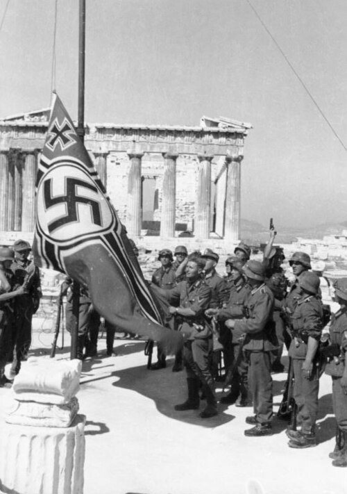 Izado de la bandera nazi durante la ocupación de Grecia