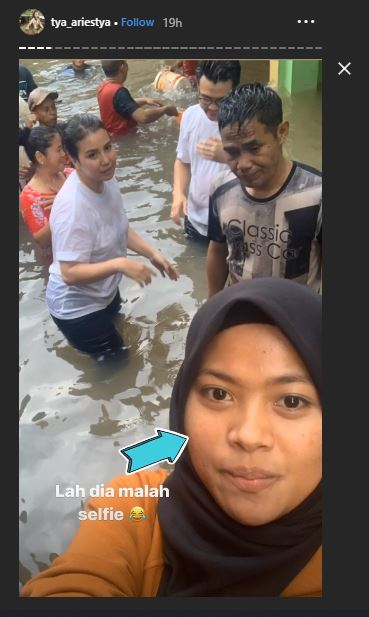 Aktris Peran Tya Ariestya saat mengunjungi korban banjir.