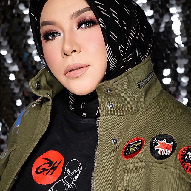 7 Potret gaya fashion unik ala Melly Goeslaw, nyentrik abis