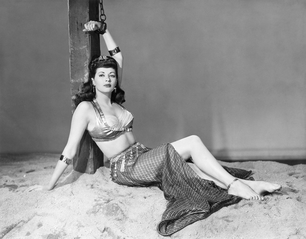 Yvonne_De_Carlo_c28