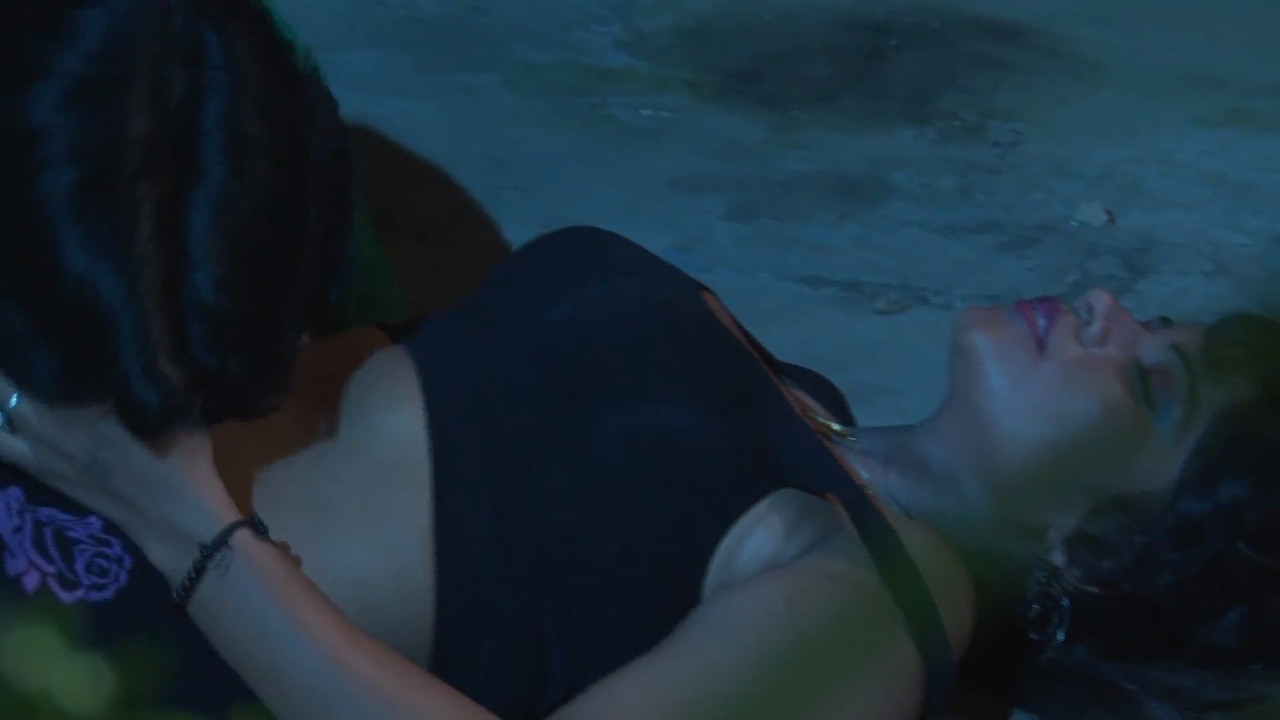 Roopa in Forest.mp4_snapshot_04.38_[2021.06.02_12.58.31]