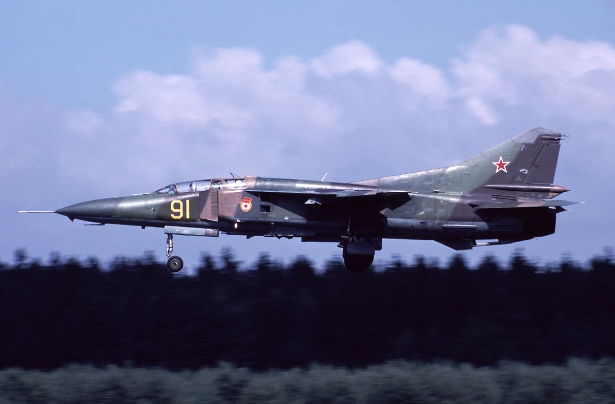 19 GvAPIB Mig-23UB 91 Yellow (4)