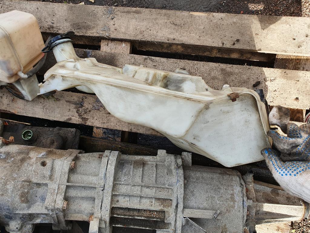 Расширительный бачок радиатора