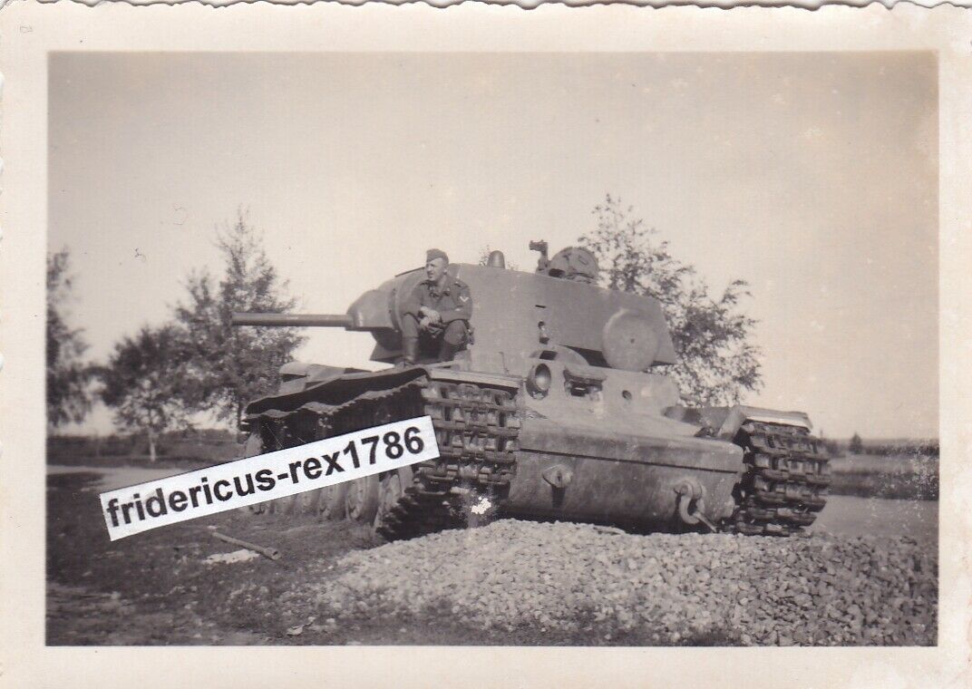 Foto WH Panzer Tank schwerer Beutepanzer aus Russland nach Kämüfen Combat
