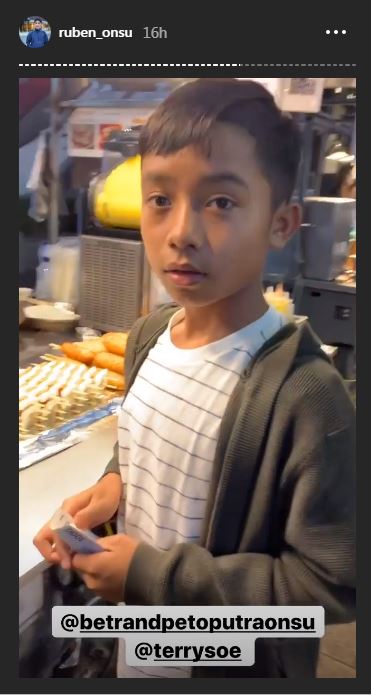 Betrand Peto menikmati kuliner malam di Myeongdong