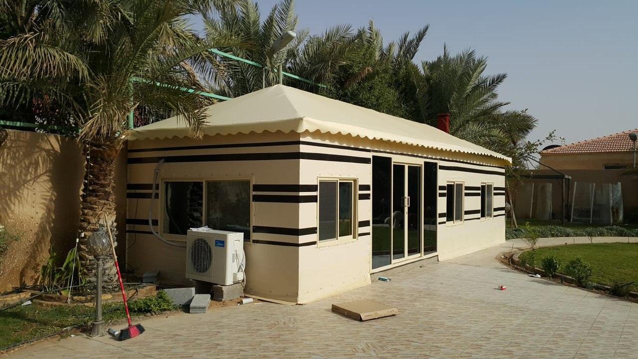 بيت شعر مع مدخل مقوس