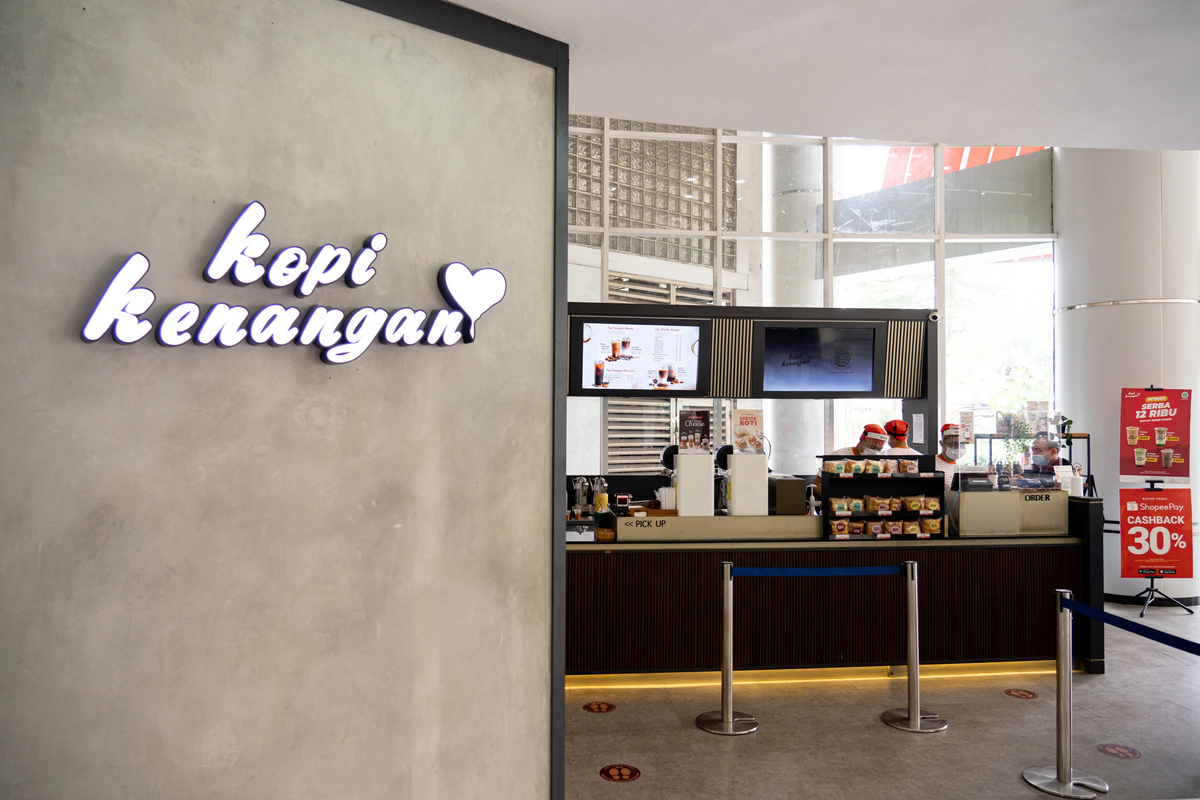 Barista menyeduh kopi hitam-putih