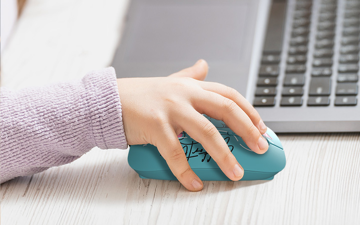 Mouse de Minnie Mouse en un escritorio junto a lápices de colores.