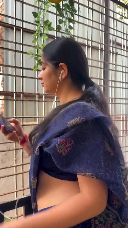 [Image: Ksudha-sexy-big-deep-navel-hole-in-blue-...12-166.jpg]