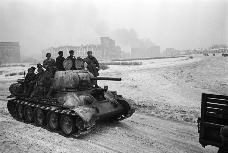 Первое освобождение Харькова. Советский танк на улицах города