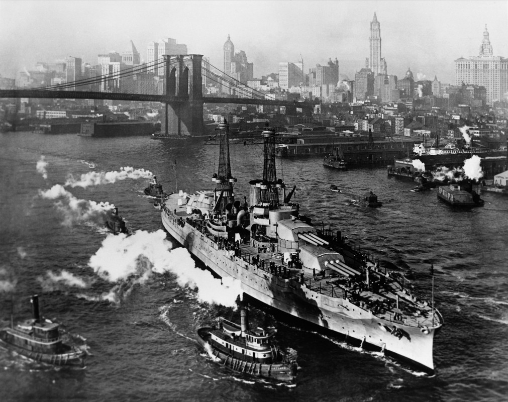 [GÉNÉRIQUE) Les Cuirassés dans tout leur état - Page 4 USS-Arizona-in-New-York-City-Edit