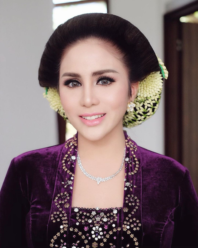 Riasan Momo Geisha di acara tedak siten anaknya