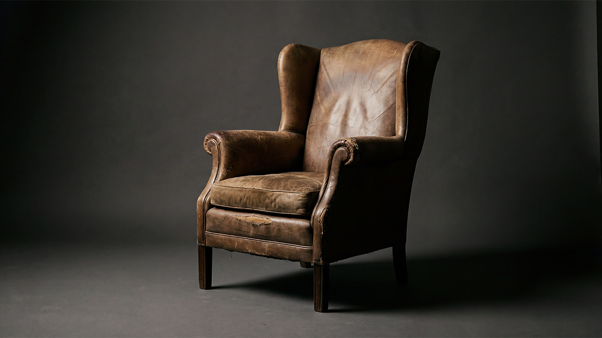 Работа света в фотозоне: боковое освещение подчеркивает объем кресла