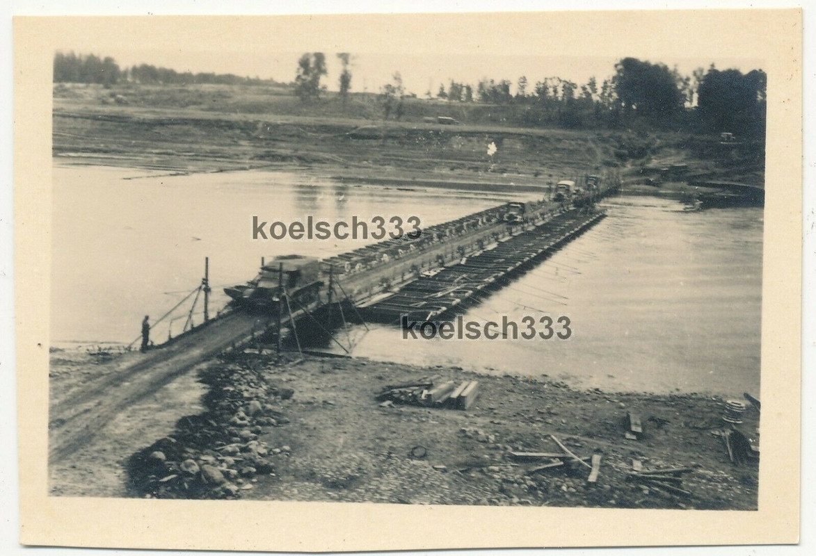 Foto Panzer Halbkette und LKW´s der Wehrmacht auf Pionier Kriegsbrücke im Osten