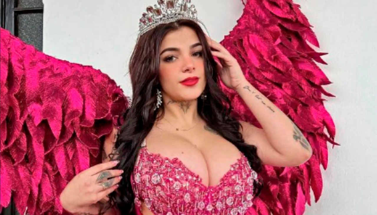 Karely Ruiz cumple su promesa y entrega 200 mil pesos a fan que se tatuó su rostro