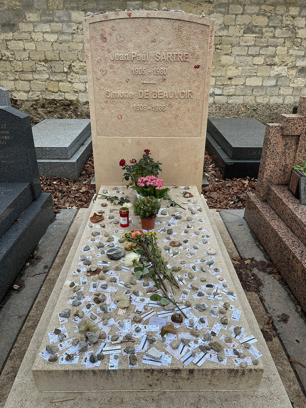 Grave-of-Jean-Paul-Sartre-and-Simone-de-Beauvoir