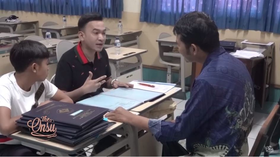 Ruben Onsu mengambil rapor Betrand Peto