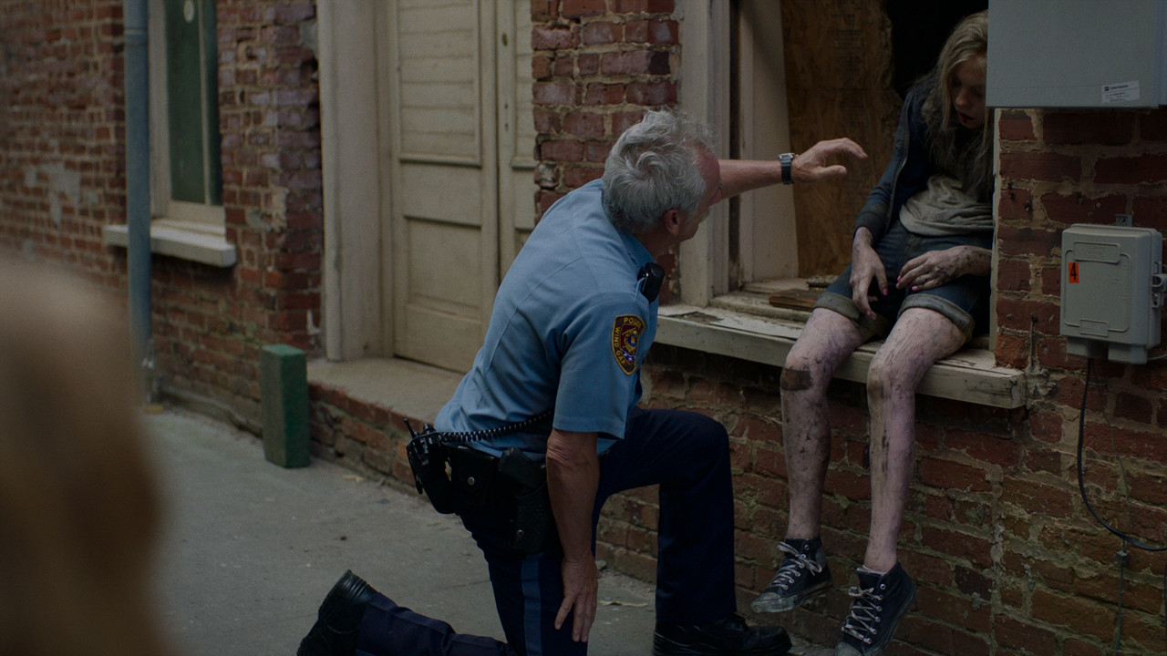 Ostré predmety S01E01 Časť 1 mkv snapshot 00 47 38 856