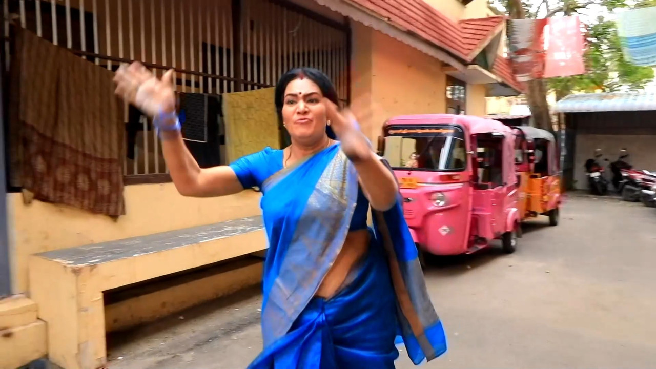 Tamil Sexy Actress wide open Deep Navel show in blue saree.mp4_snapshot_00.03.693