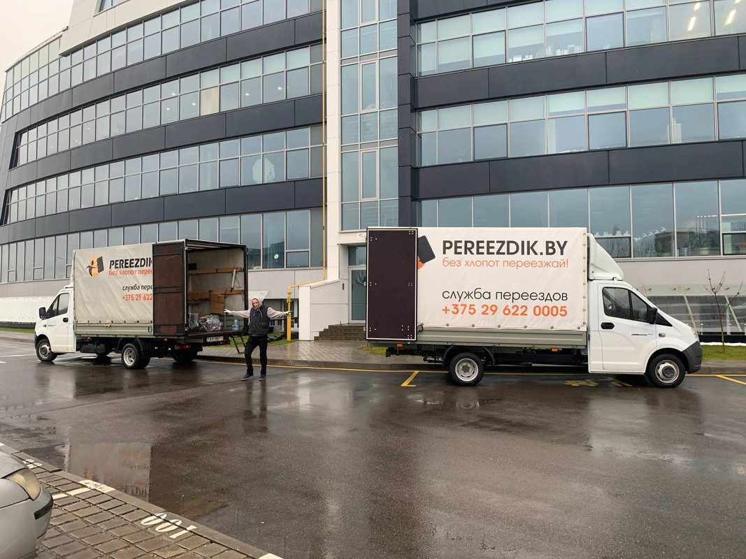 Грузчики занимаются переездом офиса