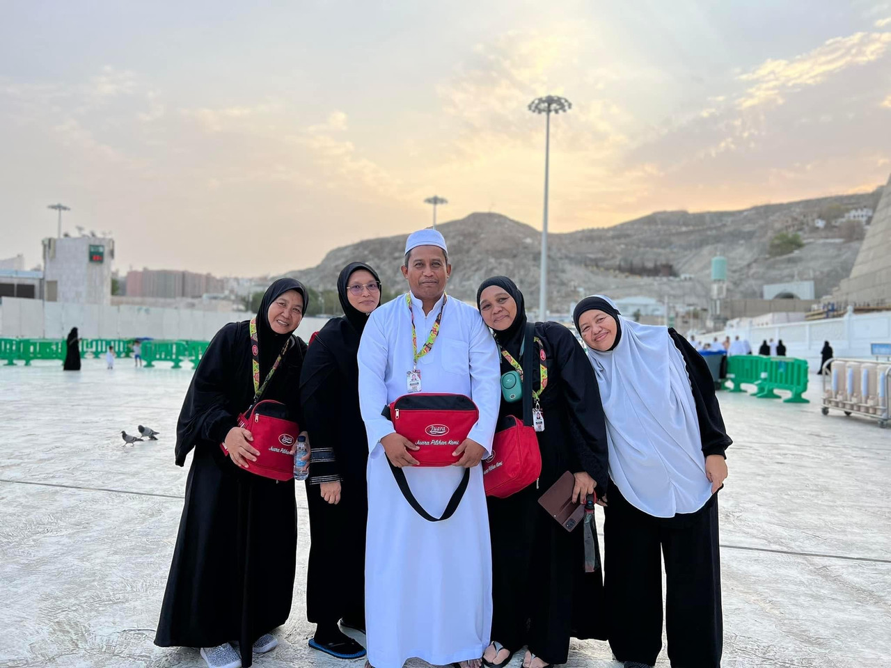 Jemaah Juara Travel bersama petugas