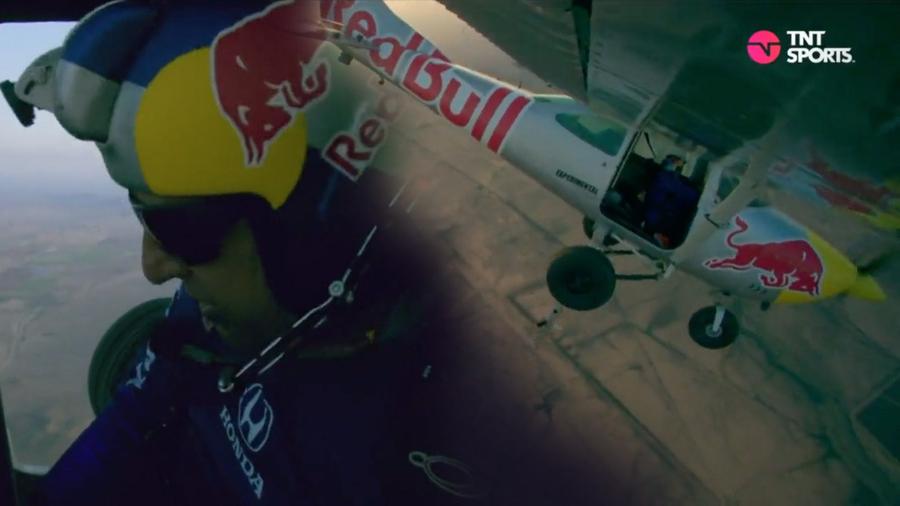 Pilotos intentan cambiar de avión en pleno vuelo, fracasa el reto Plane Swap