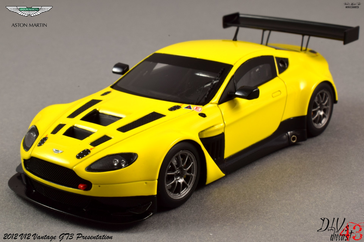 Aston Martin_V12_Vantage_Presentation_Minichamps (1)