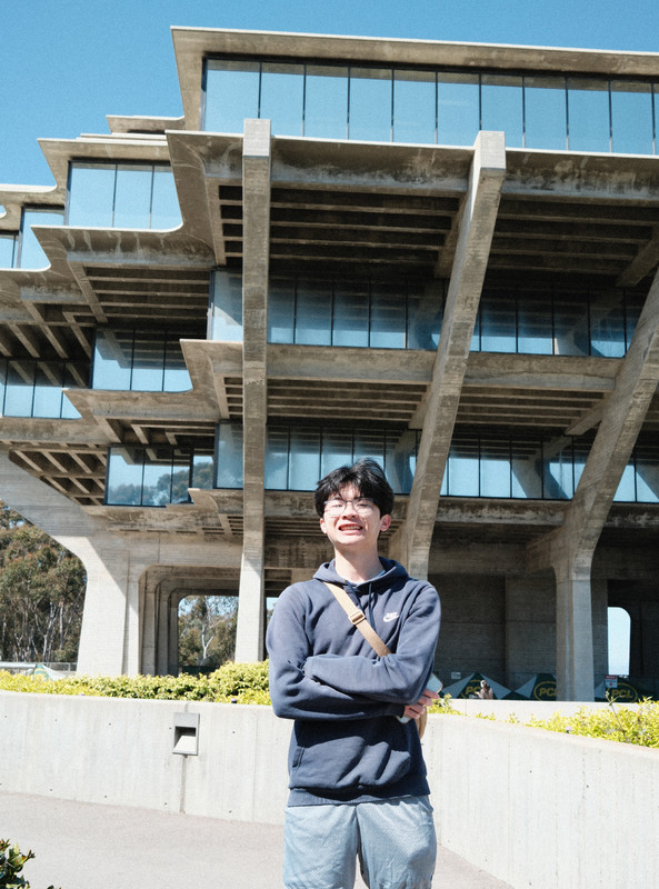 A photo of me in front of Geisel library at UCSD