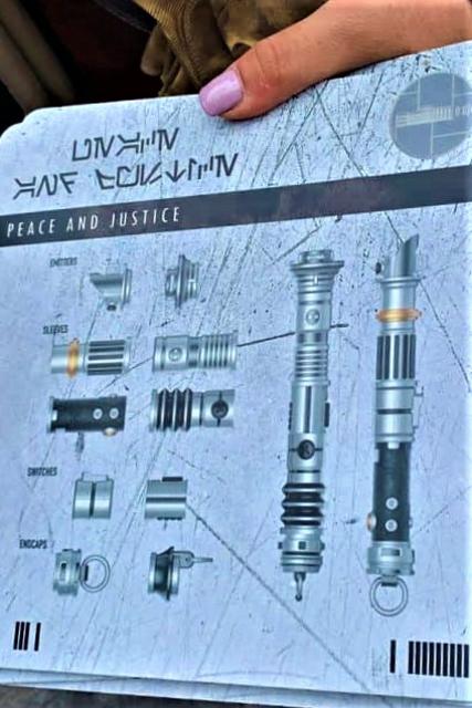 SAVI'S WORKSHOP HANDBUILT LIGHTSABERS: Montando nuestro sable láser - DISNEYLAND ~ STAR WARS: GALAXY'S EDGE, LA GUIA (7)