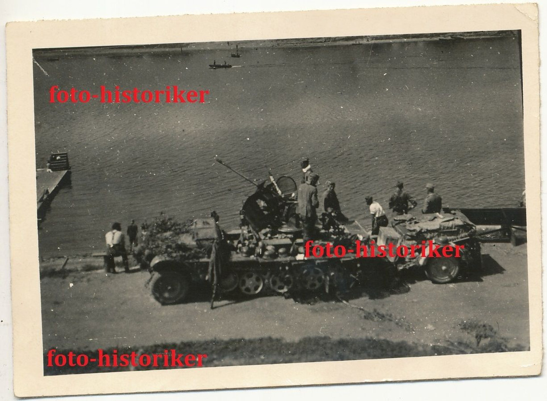 Kameraden auf SDKFZ 10-4 Flak 30 Aufbau Anhänger