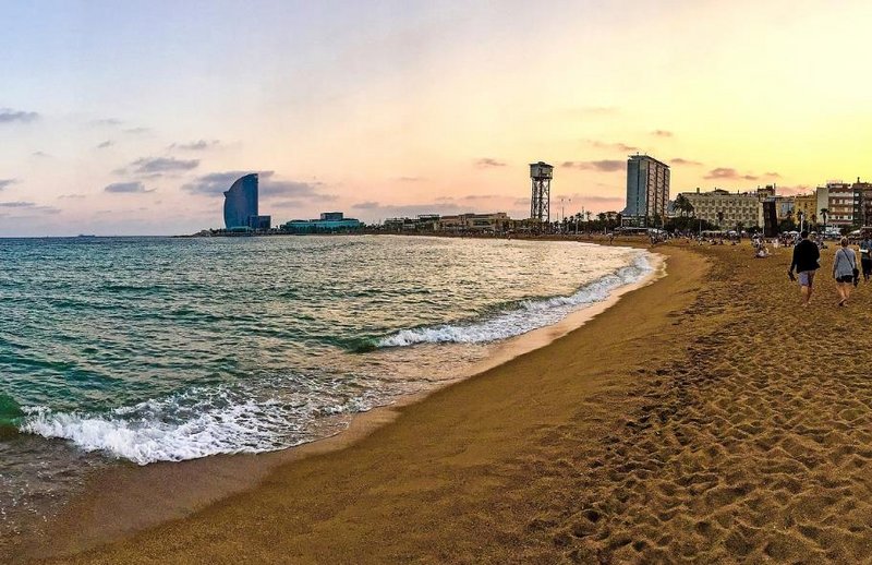 La mejor despedida de soltero en Barcelona te espera! Playa-barcelona