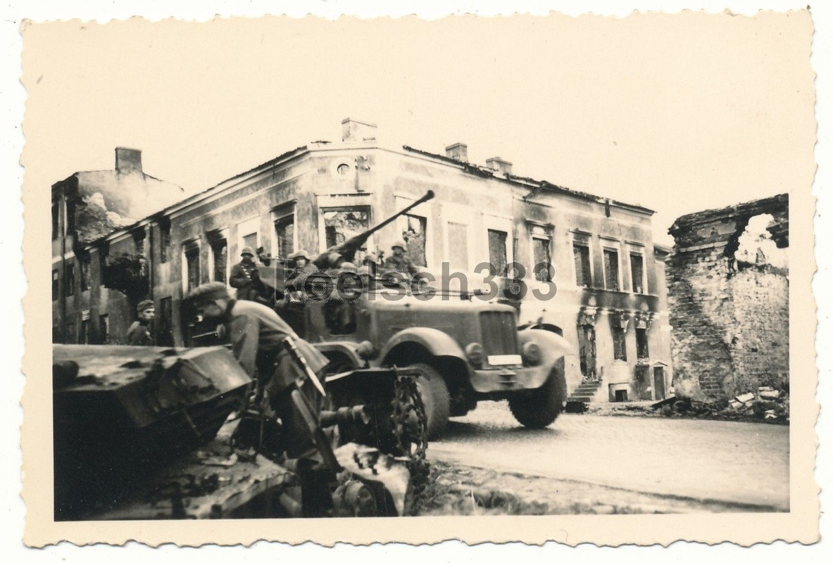 Foto Flak Panzer Halbkette vor Häuser Ruinen in Polen 1939 Polen
