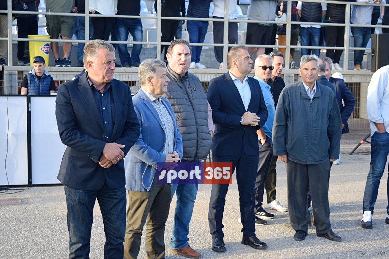 , &Tau;&omicron; &phi;&omega;&tau;&omicron;&rho;&epsilon;&pi;&omicron;&rho;&tau;ά&zeta; &tau;&omicron;&upsilon; &tau;&epsilon;&lambda;&iota;&kappa;&omicron;ύ &Epsilon;&rho;ά&nu;&eta;-&Pi;&alpha;&nu;&theta;&omicron;&upsilon;&rho;&iota;&alpha;&kappa;ό&sigmaf; (&phi;&omega;&tau;&omicron;)