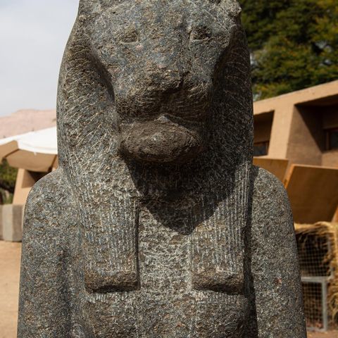 Hallan dos enormes esfinges en templo funerario de Egipto de más de 3 mil años