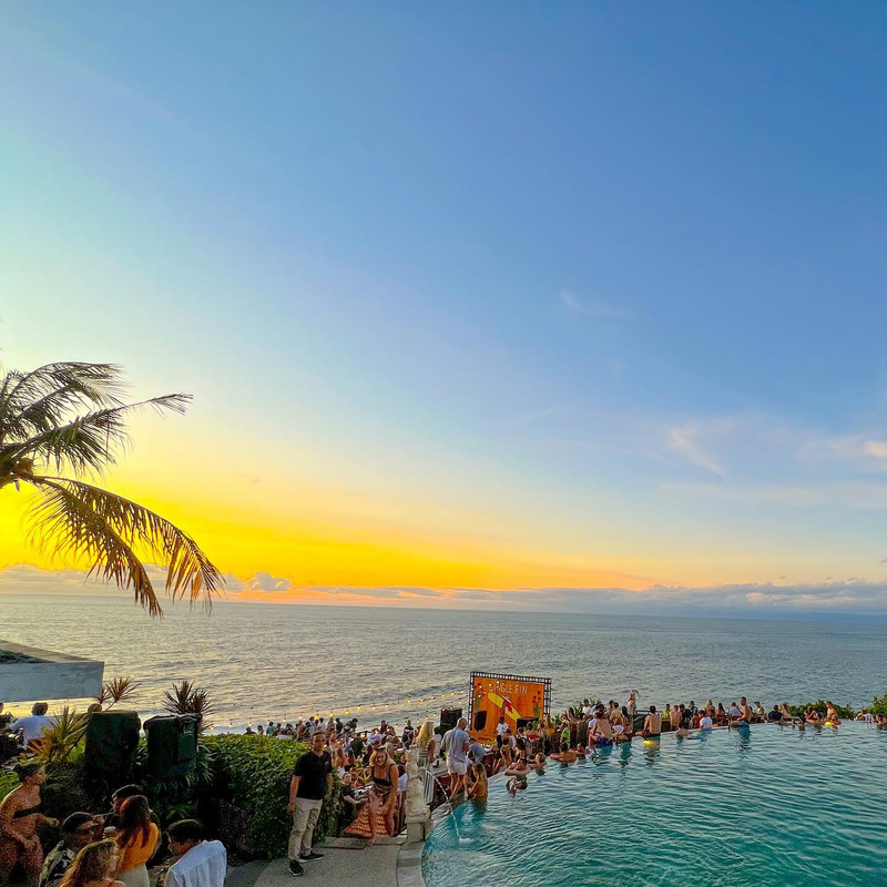 Single Fin, tempat wisata di Uluwatu Bali untuk menikmati sunset.