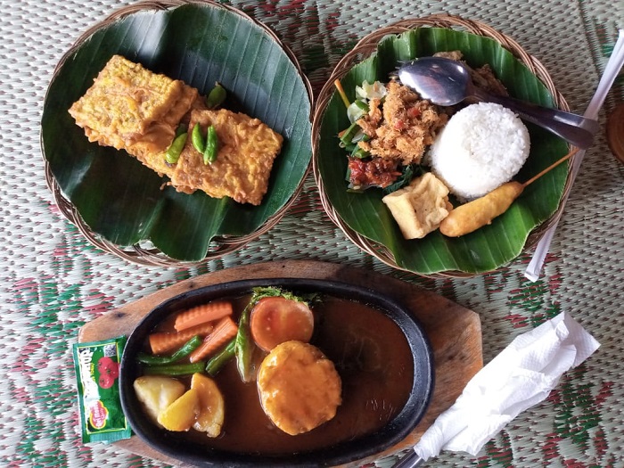 Sajian bestik, nasi gunungsari dan mendoan di Taman Sehat Rejosari.