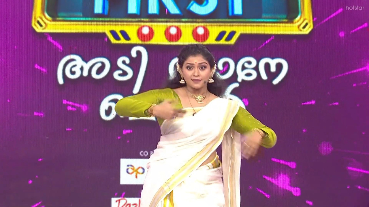 Nandana varma sexy in saree navel show-uploaded.mp4_snapshot_01.51.748