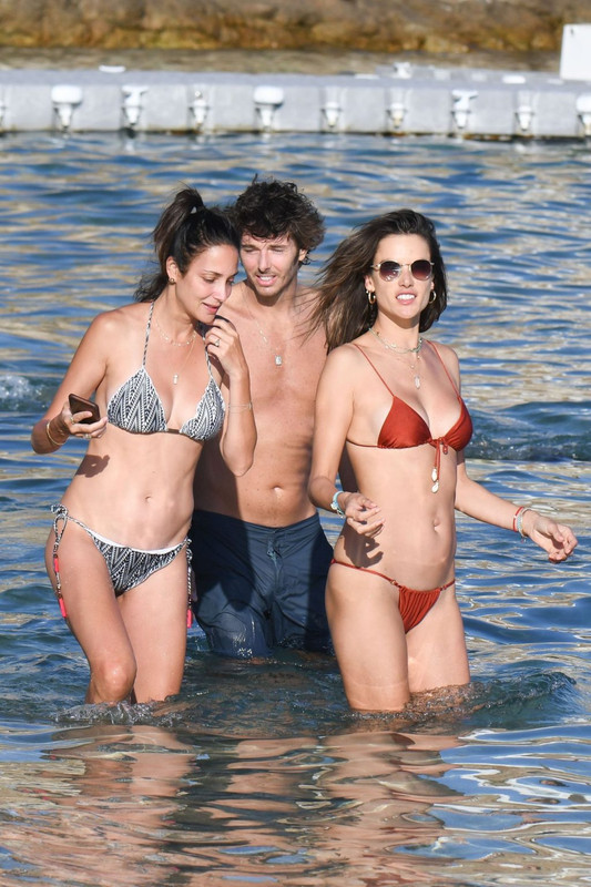 Alessandra-Ambrosio-Upskirt-STARS-com-13