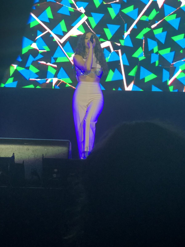 hailee-steinfeld-performs-at-katy-perry-s-witness-the-tour-at-o2