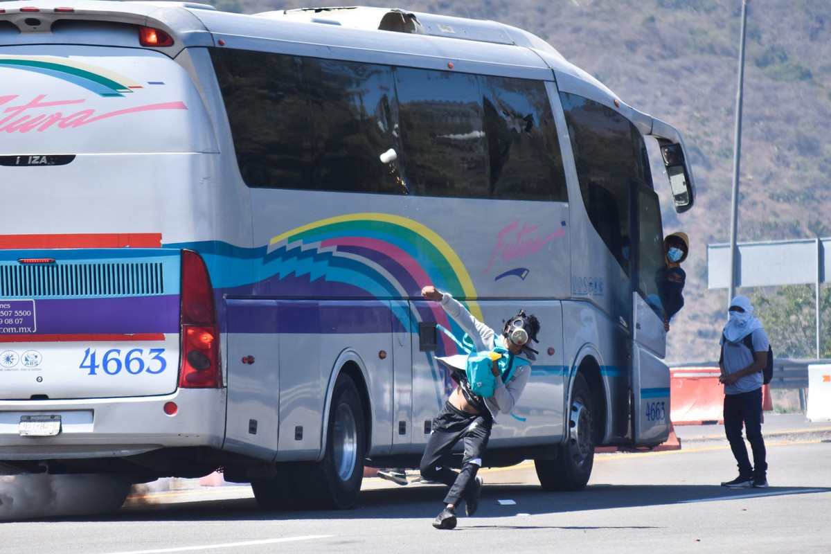 Normalistas de Ayotzinapa lanzan tráiler contra elementos de la GN