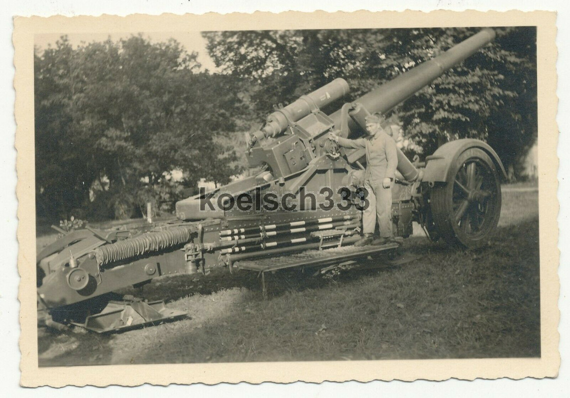 Foto Kanonier der Wehrmacht an einem 21cm Mörser in Feuerstellung ! Artillerie !(2)