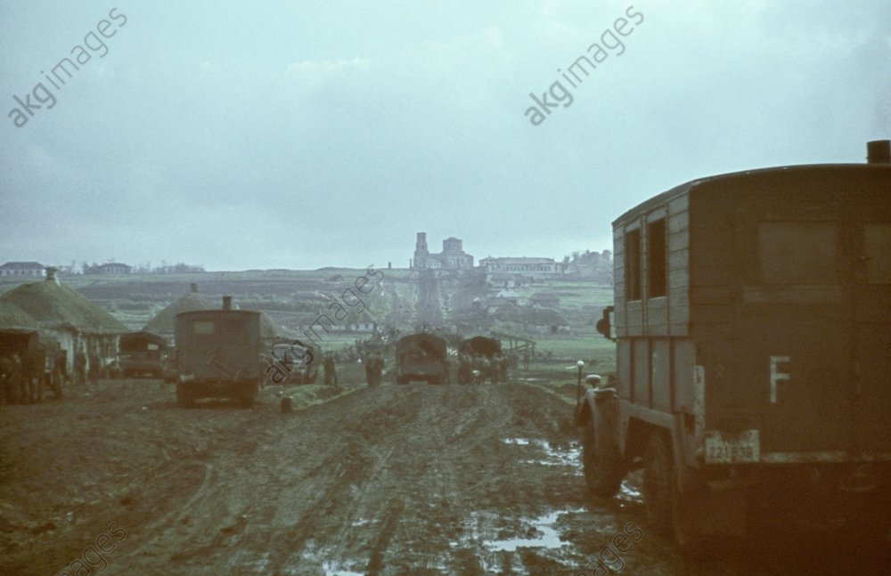 Vormarsch auf Straße in Charkow, 1942