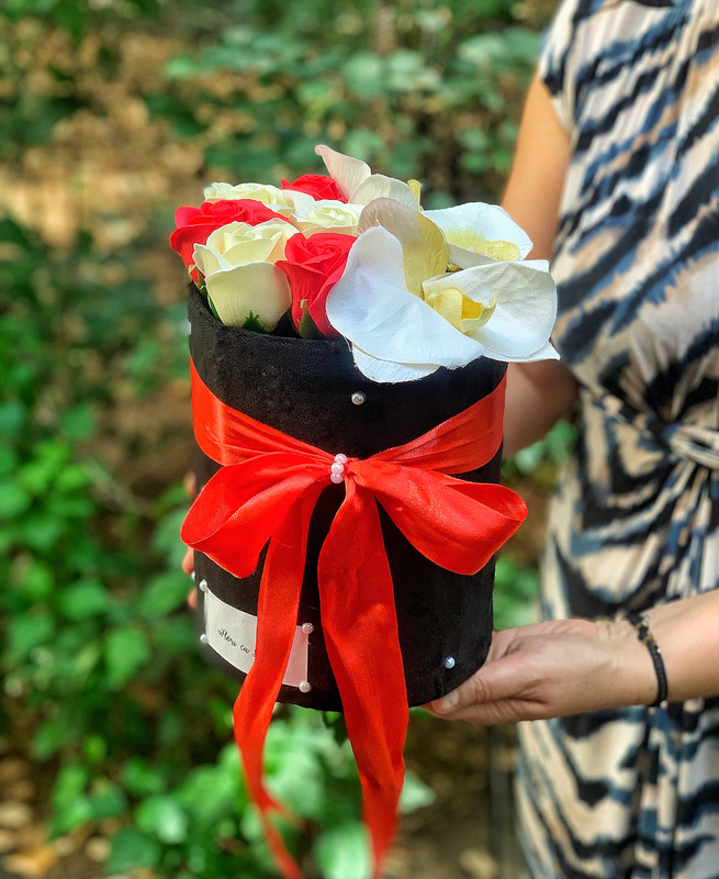 Cutie rotunda  trandafiri crem ,rosii si orhidee matase